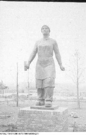 Dresden, Altstadt, Bürgerwiese. Denkmal Trümmerfrau von Walter Reinhold, Eisenguss, 1952 (1. Standort), Oktober 1952
