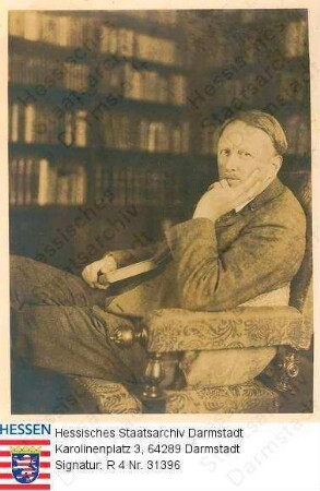 Carrière, Ludwig (* 1884) / Porträt, in Sessel vor Bücherregal sitzend, rechtsgewandt, vorblickend, Kniestück