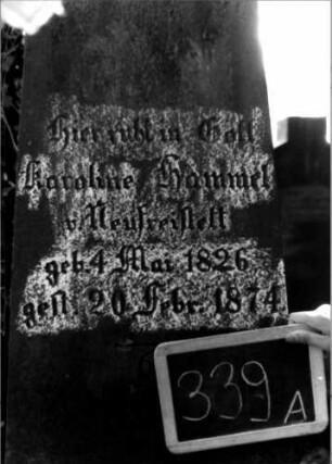 Grabstein 339 (Index: 100111940) Material: Sandstein, weiße Marmorplatte Zustand: gut; Schriftplatte ohne Inschrift Maße HxBxT: 200x62x50 cm Beschreibung: Obelisk, Sockel, Schriftplatte mit giebelartigem Abschluß: Grabstein 339A