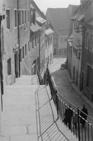 Blick in eine Gasse. Aufstieg zum Burgberg