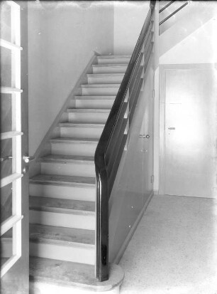 Güstrow, Heidberg 15. Atelierhaus am Inselsee (Barlach-Haus) (1930/1931; A. Kegebein). Treppenaufgang