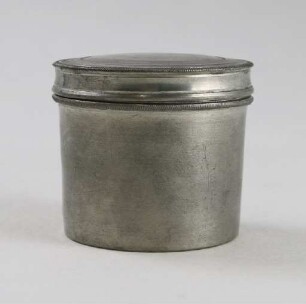 Kleine Büchse mit verziertem Deckel