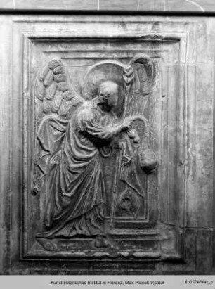 Altar : Seitenteile: Engel mit Weihrauchgefäßen