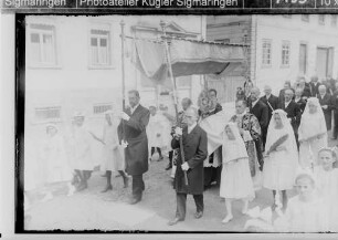 Fronleichnamsprozession Sigmaringen; Monstranz; Antonstraße; linkes Gebäude: Metzgerei Schön; rechtes Gebäude: späterer Radio Mayer
