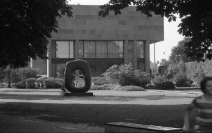 Bielefeld: Kunsthalle mit Henry-Moore-Plastik