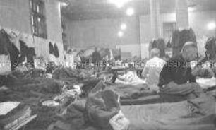 Selbstversenkung des Hochseepassagierdampfers "Columbus" am 19. Dezember 1939, Besatzungsangehörige im Internierungslager auf Ellis Island, im Schlafsaal in einfachen Feldbetten liegend