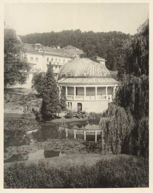 Hessen. Bad Wildungen. Kurhaus mit Seerosenteich. Im Bildhintergrund das Fürstliche Badehotel