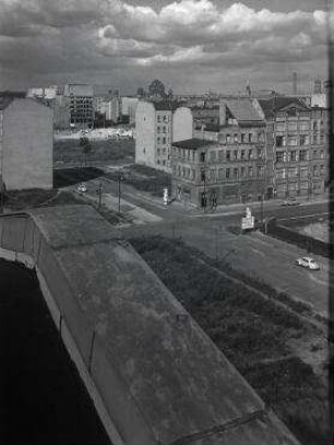 210° Panorama, Bild 1 von 10. Blick von der Sektorengrenze Zimmerstraße über die Baustelle Axel-Springer-Verlagshaus bis Richtung Baustelle GSW-Hochhaus. Berlin-Kreuzberg, Rudi-Dutschke-Straße