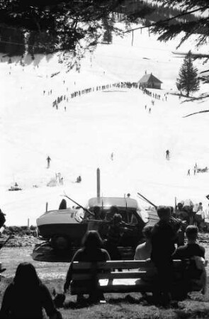 Oberried: Wintersportplatz Stollenbacher Hütte; am Wald auf Hang mit Skilift; oberhalb Zastlertal
