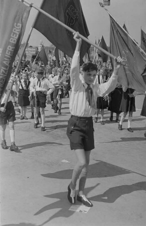 Demonstration zum 1. Mai 1951 in Berlin : Pioniere im Demonstrationszug