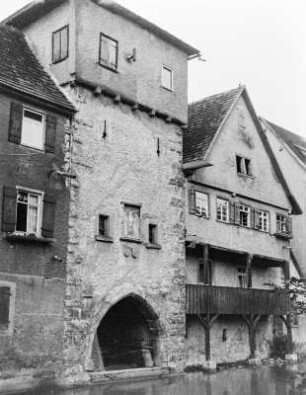 Horb am Neckar. Wassertor am Mühlkanal mit Eckquaderung, Schießscharten und Kreuzigungsszene, Obergeschoss in Fachwerk