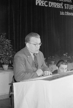 Delegiertenkonferenz der Domowina in Hoyerswerda. Redner Johann Meschgang : Župna delegatna konferenca Domowiny we Wojerecach. Rěčnik Jan Meškank. Hoyerswerda / Wojerecy