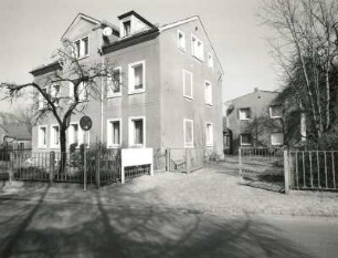 Radebeul, Borstraße 38. Wohnhaus (um 1890). Straßenansicht mit Hofgebäude