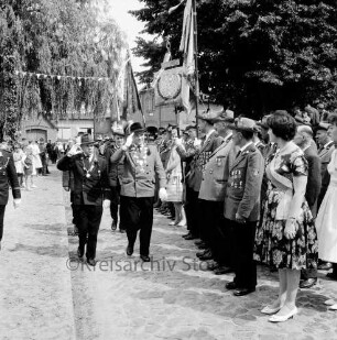 Volks- und Schützenfest: Schützenverein Sprenge und Umgebung e.V.: Abnahme des Festzuges durch den Schützenkönig Hermann Kohnke, Eichede, den Jungschützenkönig Klaus Ellerbrock, Sprenge mit den beiden Rittern sowie Schützenoberst Helmut Ausborn