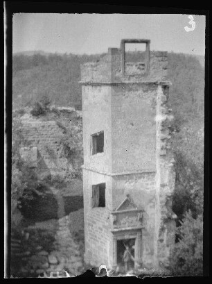 Madenburg bei Eschbach (Pfalz) (Rheinland-Pfalz): Bergfried mit in der Waagrechte schrägen Fensteröffnungen