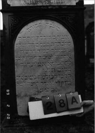 Grabstein 28 (Index: 99798357) Material: Sandstein, Schriftplatten Marmor Zustand: gut Maße HxBxT: 174x53x17 cm Beschreibung: Stele mit eingezogenem Rundbogenabschluß, Schriftfeld mit Rundbogenabschluß, Sockel Symbolik: Blüte: Grabstein 28A