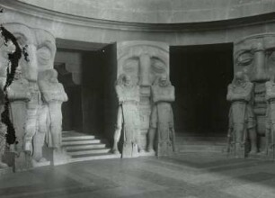 Leipzig, Völkerschlachtdenkmal : Leipzig. Völkerschlachtsdenkmal. Krypta. Metzner, Franz. Schicksalsmasken mit Totenwacht. Granitporphyr