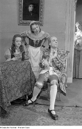 Szenenbilder eines Theaterstücks mit Walter Schramm : Sommer 1947