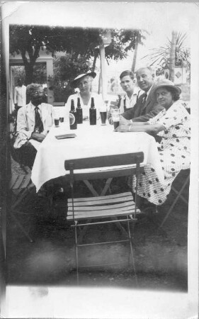 Gruppenbild mit Hans und Etha Richter in einer Freiluftgaststätte beim Bier (wohl in Estland)