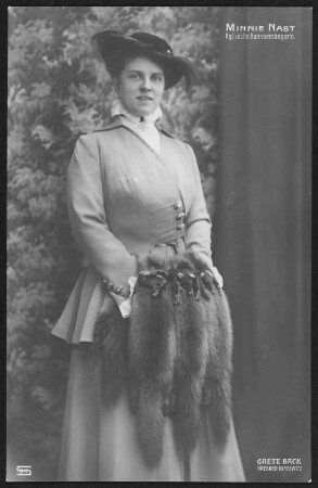 Porträt der Sopranistin Minnie Nast : Porträt der Sopranistin Minnie Nast, verehelichte von Frenckell. Fotografie (Weltpostkarte) von Grete Back. Dresden, vor 1916