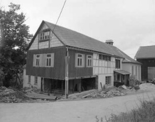 Schöneck-Eschenbach, Gunzener Straße 1. Wohnstallhaus (1801/1850). Hofansicht (von der Straße)