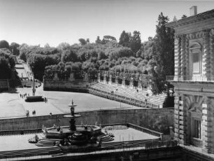 Florenz. Palazzo Pitti (nach 1455). Blick aus dem Hof der Gartenseite in den Park