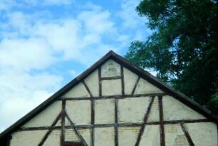 Teilansicht einer Fachwerkgiebelwand, Jahreszahl 1932 in der Spitze