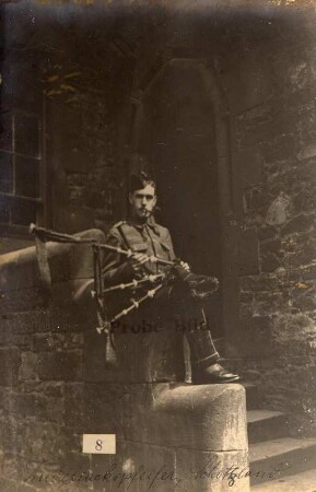 Edinburgh, Schottland. Uniformierter Dudelsackspieler