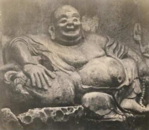 China. Tempel Lingyin nordwestlich Hang-Tschou (Hangzhou) südlich der Jangtse-Mündung (Kloster oder Tempel der Seelenzuflucht, berühmtester Tempel der Stadt; 328 vor Christi). Lachender oder Dichbauch-Buddha im Fels des Feilai Feng Berges
