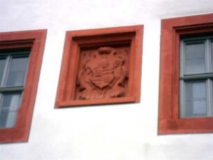 Stadtbefestigung - Steinheimer Torturm-Ansicht von Feldseite mit sowie Wappenkartusche (Erzbistum Mainz und Jahreszahl 1693) im Detail