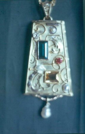 Schmuckanhänger "Quatre Couleur" : Schmuckanhänger "Quatre Couleur". Spinell, Edeltopas, Perlen, Silber? (vor 1962; wohl T. Pietsch nach Entwurf von J. Eckert)
