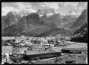 Österreich, Lofer. Stadtteilansicht gegen Loferer Steinberge