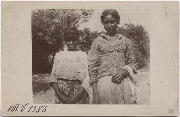 Girls from La Islita on the shores of Lake Valencia