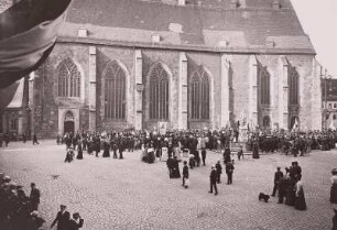 Bautzen. Fleischmarkt während einer Festlichkeit der Bautzner Bürgerschaft. Blick zum Dom St. Petri (Weihe 1221).