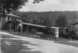 Bad Elster, Kurpark : Bad Elster. Kurpark mit Arkaden und Denkmal