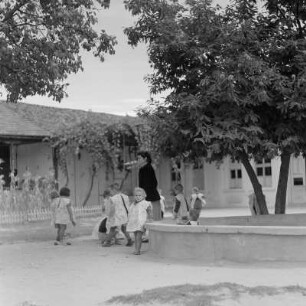 Kinder spielen im Kinderheim der Ortschaft Peruschtiza