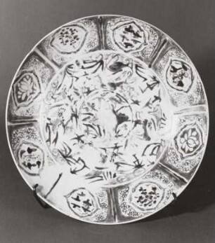 Flache Schale, "Swatow-Ware" mit Lotos, Enten und Blüten