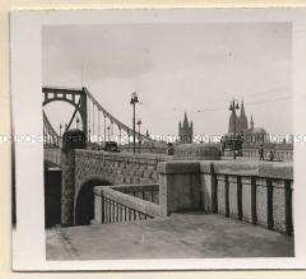 Köln, Hängebrücke mit Dom und Kirche Groß St. Martin