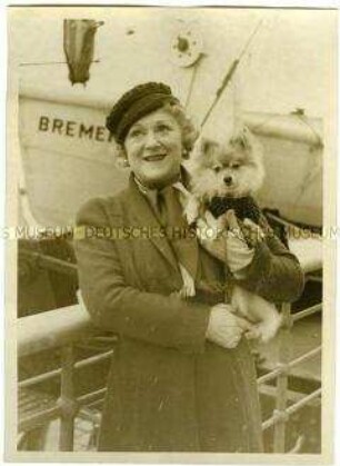 Opernsängerin Frieda Hempel mit ihrem Hund an Deck des Hochseepassagierdampfers "Bremen"