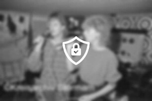 Disko-Keller von [Name maskiert] Nachwuchssängerinnen: [Name maskiert] und [Name maskiert] an Mikrofonen: im Hintergrund Soundequipment, Scheinwerfer, Videokamera: 25. [Name maskiert]