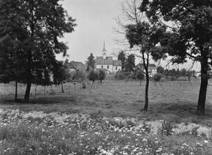 Berzdorf auf dem Eigen. Ortsansicht mit Dorfkirche von Süden (Ort 1969/1970 devastiert)