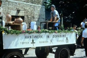 Rosenfest Dornburg: Wagen mit Dornburger Handwerkern (Töpfer, Schneider, Schmiede)