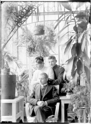 Wohnung der Familie Knochenhauer, Wintergarten? Fanny Knochenhauer mit ihren Söhnen Günther (uniformiert) und Wolfgang : Kattowitz, Friedensstraße 2. Wohnung der Familie Knochenhauer, Wintergarten? Fanny Knochenhauer mit ihren Söhnen Günther (uniformiert) und Wolfgang