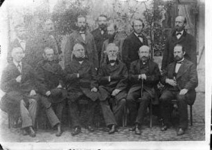 Gruppenaufnahme mit Professor Knochenhauer (1. Reihe, 3. von rechts).