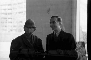 Bukarest: Carl Rothe und [ein] Bauer vor Schaufenster