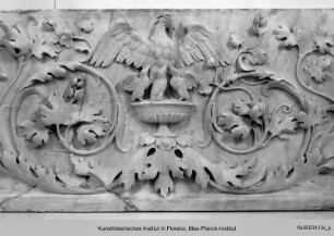 Camerino di alabastro : Ornamentrelief mit Pelikan