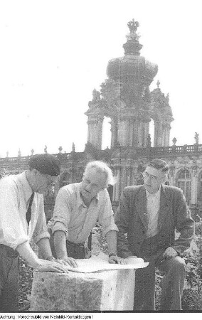 Dresden, Zwinger. Professor Arthur Frenzel, Chef der Zwingerbau-Hütte, mit Bildhauer Albert Braun und Fritz Sittner, 1955/57