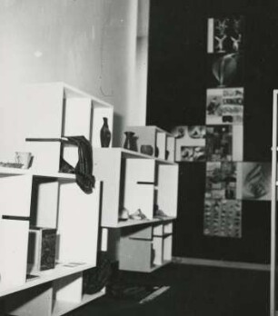 X. Triennale Mailand, Int. Ausstellung Werkkunstschulen, Regalschrank und Keramiken