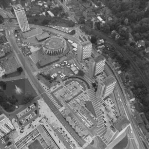 "Stadthalle der Freundschaft" und Hochhäuser in der Innenstadt von Suhl : Blickrichtung Nordosten