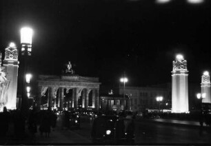 Berlin: Am Brandenburger Tor; Festbeleuchtung; Ost West Achse